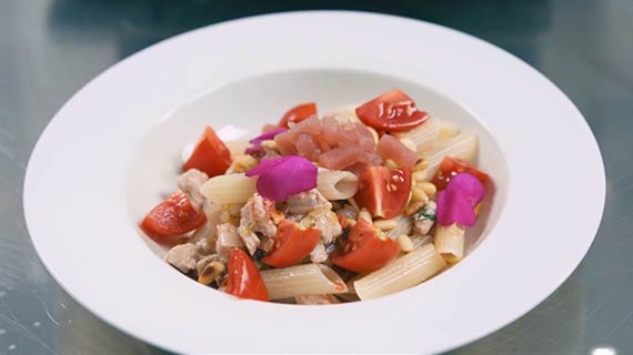 preview della video ricetta: Penne al Ragù di Tonno