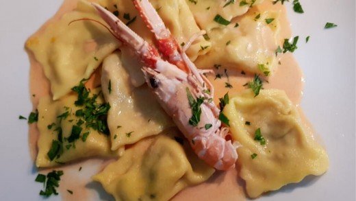 preview della video ricetta: Ravioli di zucca con ripieno di zucca e scampi